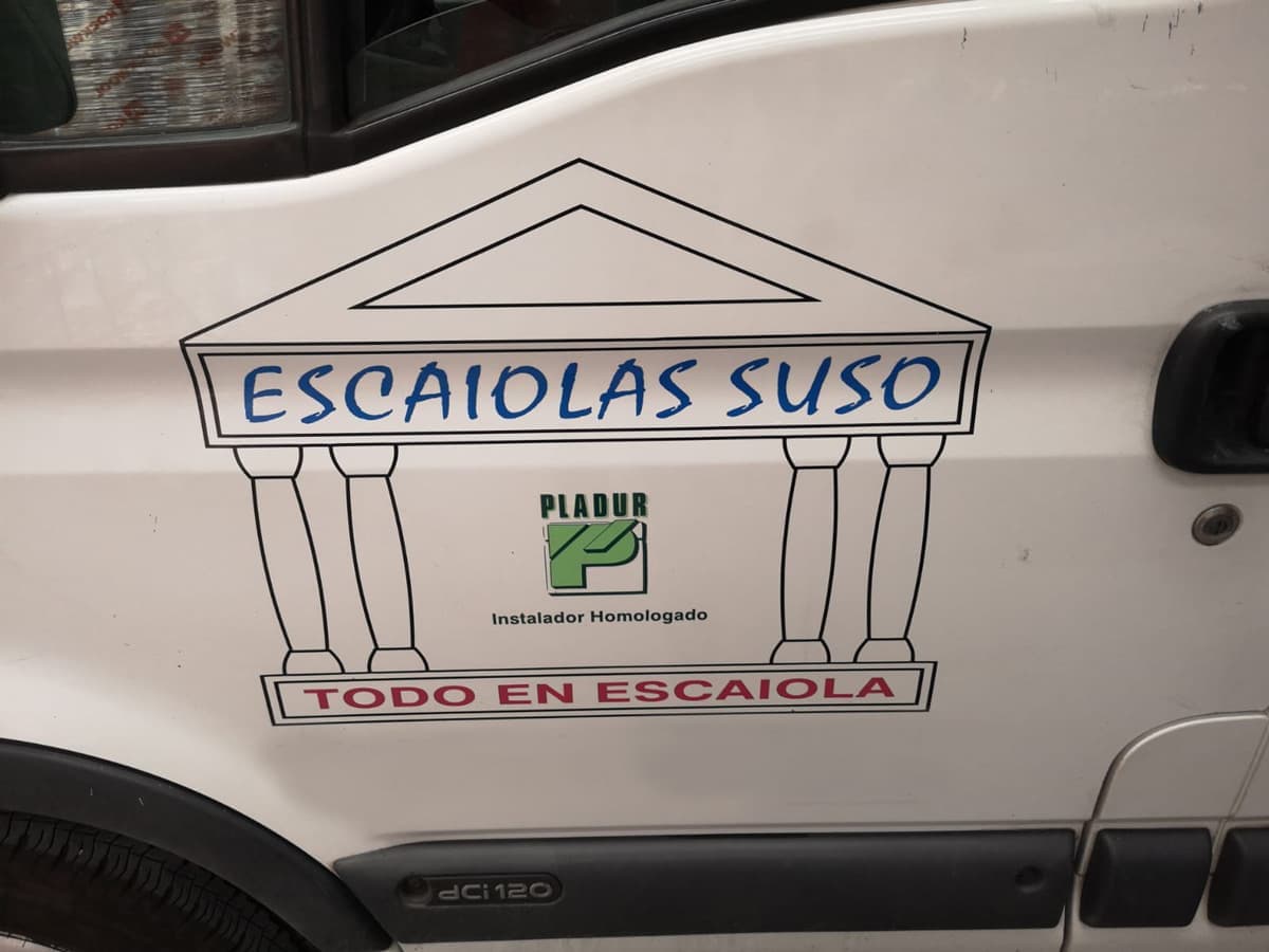 Equipo de Escaiolas Suso instalando Pladur e escaiola en Ourense