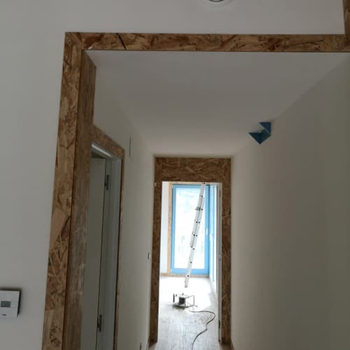 Corredor con tabiques de Pladur nunha obra nova en Ourense
